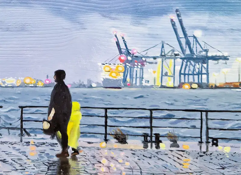 Uferweg in Hamburg am Hafen, Regenwetter, im Hintergrund Kräne, Detail mit Menschen und Kränen