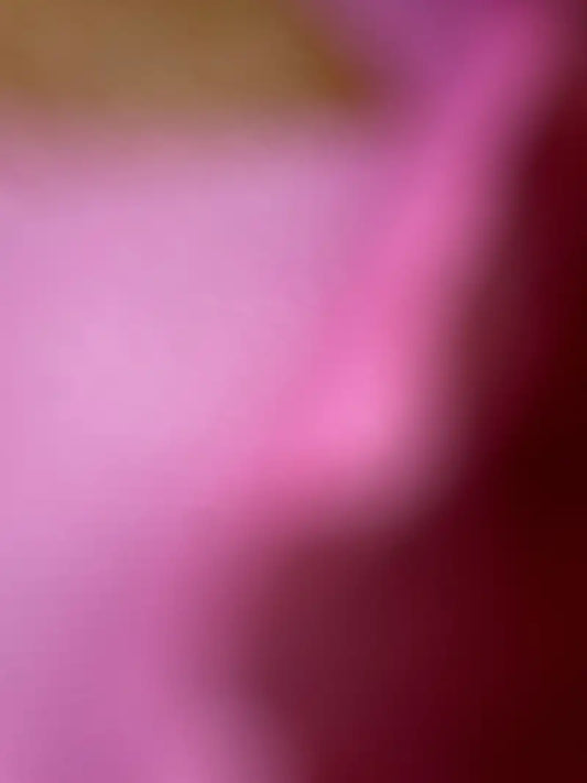 Abstrakte fotografie in verschiedenen Violetttönen die durch Stoff fotografiert wurde und weiche Konturen zeigt. 
