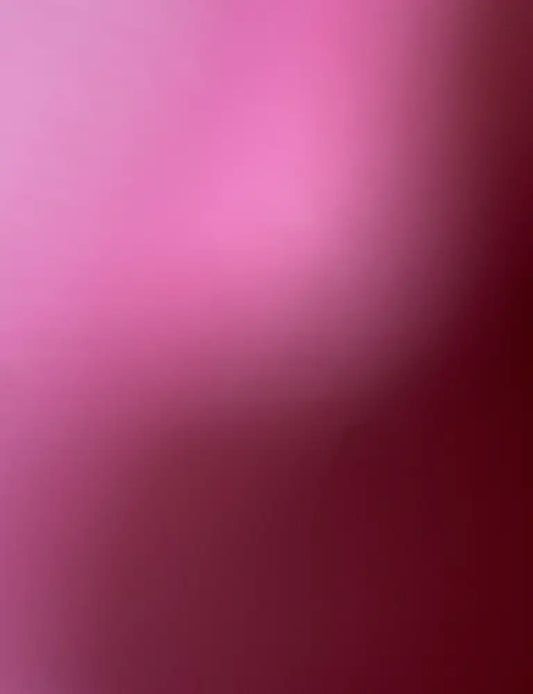 Abstrakte fotografie in verschiedenen Violetttönen die durch Stoff fotografiert wurde und weiche Konturen zeigt. Detaiansicht heller Strukturen.