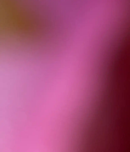 Abstrakte fotografie in verschiedenen Violetttönen die durch Stoff fotografiert wurde und weiche Konturen zeigt. Detailansicht violetter Strukturen.