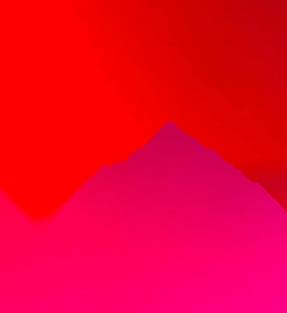 Detail des abstrakten Fotos in pink und rot das an Berge erinnert