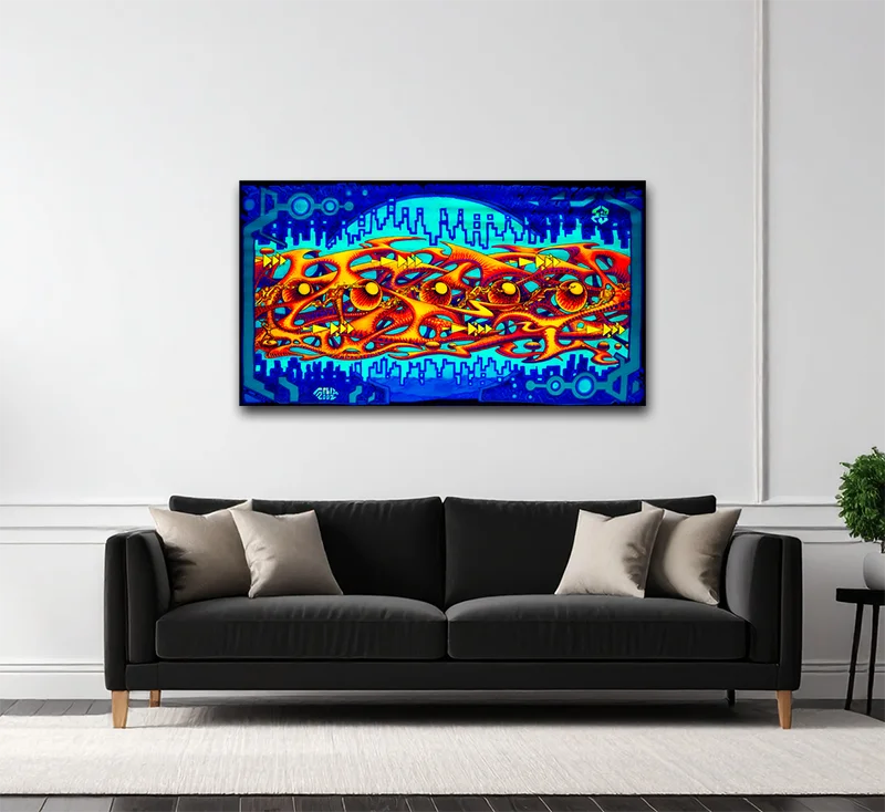 Querformat, neonfarben organge, blau, gelb, organische gewachsene Strukturen in orange, an heller Wand mit schwarzem Sofa