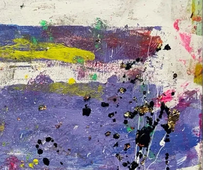 ein abstraktes Gemälde im querfomat, gelbe und violette Strukturen, Spachtelspuren, helle Strukturen im Detail, schwarze Farbspritzer