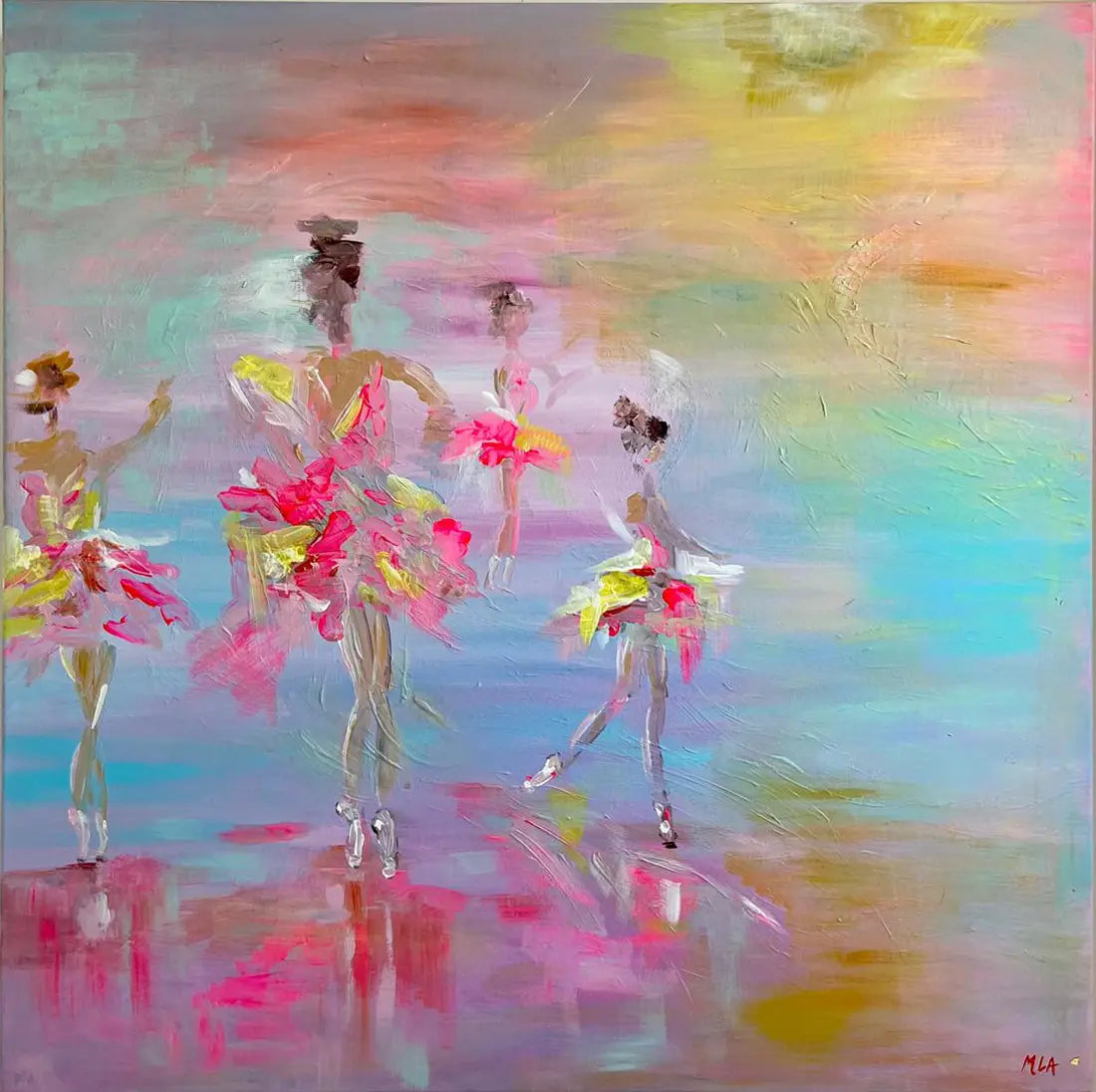 Quadratisches Acrylgemälde „Twilight“ von Maren Lüke-Amato (80x80 cm). Vier abstrakt gemalte Tänzerinnen in farbenfrohen Tutus (Pink, Gelb, Rot) bewegen sich in einer nebligen, atmosphärischen Umgebung aus Türkis, Flieder und Goldtönen. Kunst-Direkt.de