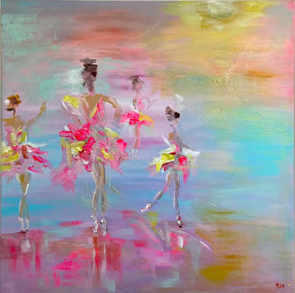 Quadratisches Acrylgemälde „Twilight“ von Maren Lüke-Amato (80x80 cm). Vier abstrakt gemalte Tänzerinnen in farbenfrohen Tutus (Pink, Gelb, Rot) bewegen sich in einer nebligen, atmosphärischen Umgebung aus Türkis, Flieder und Goldtönen. Kunst-Direkt.de