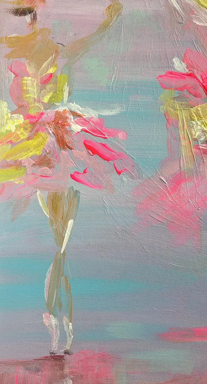 Quadratisches Acrylgemälde „Twilight“ von Maren Lüke-Amato (80x80 cm). Vier abstrakt gemalte Tänzerinnen in farbenfrohen Tutus (Pink, Gelb, Rot) bewegen sich in einer nebligen, atmosphärischen Umgebung aus Türkis, Flieder und Goldtönen. Details farben. Kunst-Direkt.de