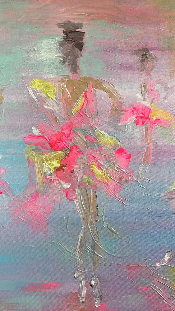 Quadratisches Acrylgemälde „Twilight“ von Maren Lüke-Amato (80x80 cm). Vier abstrakt gemalte Tänzerinnen in farbenfrohen Tutus (Pink, Gelb, Rot) bewegen sich in einer nebligen, atmosphärischen Umgebung aus Türkis, Flieder und Goldtönen. Details strukturen. Kunst-Direkt.de