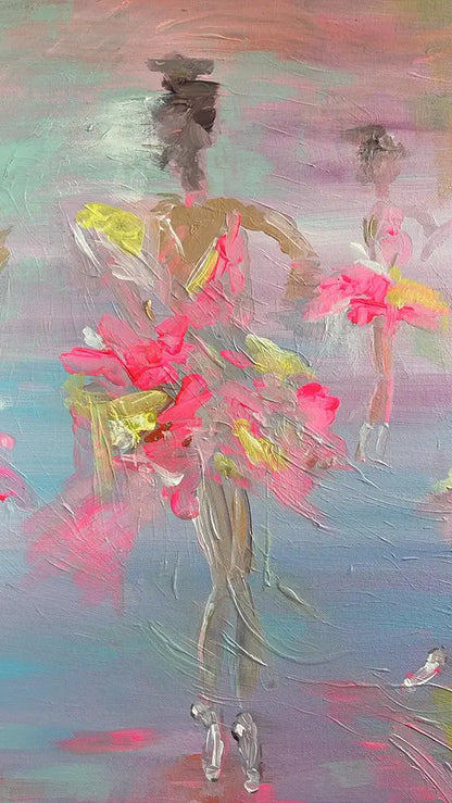 Quadratisches Acrylgemälde „Twilight“ von Maren Lüke-Amato (80x80 cm). Vier abstrakt gemalte Tänzerinnen in farbenfrohen Tutus (Pink, Gelb, Rot) bewegen sich in einer nebligen, atmosphärischen Umgebung aus Türkis, Flieder und Goldtönen. Details strukturen. Kunst-Direkt.de