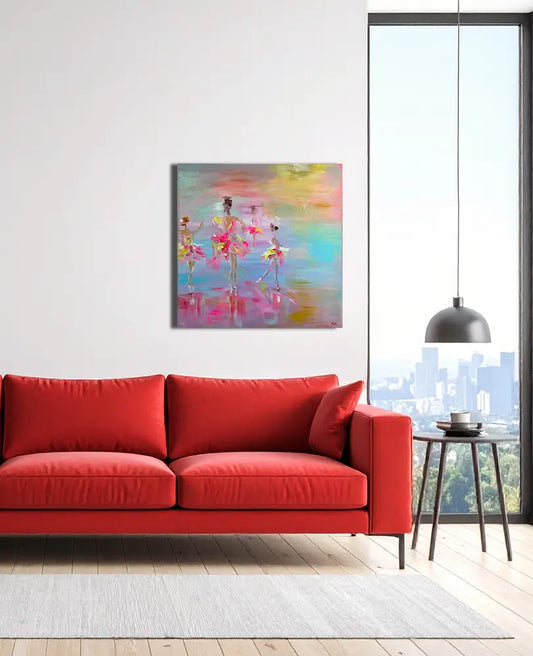 Quadratisches Acrylgemälde „Twilight“ von Maren Lüke-Amato (80x80 cm). Vier abstrakt gemalte Tänzerinnen in farbenfrohen Tutus (Pink, Gelb, Rot) bewegen sich in einer nebligen, atmosphärischen Umgebung aus Türkis, Flieder und Goldtönen. An wand hängend. Kunst-Direkt.de