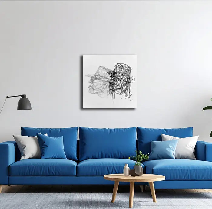 Das foto der Drahtskulptur von Udo Lindenberg als Fineartprint vor weißem Hintergrund, an weißer Wand mit blauem Sofa
