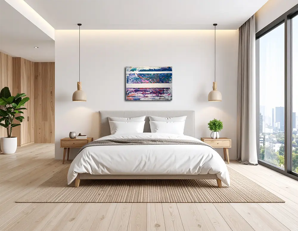 Das abstrakte Gemälde Vicko hängt in einem Schlafzimmer über dem Bett an einer hellen Wand, rechts ein Fenster