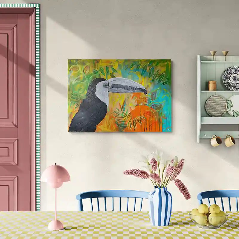 Acrylgemälde eine Tukans, Realistisch und farbenfroh an einer Wand hängend, Wohnraum mit Tisch und Blumenvase