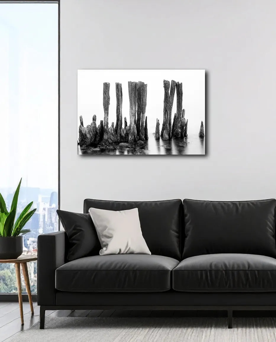 Bohlen 4 von Birte Zabel an der Wand – Fineart Print, limitiert auf 30 Exemplare, minimalistischer Küstenblick | Kunst-Direkt.de
