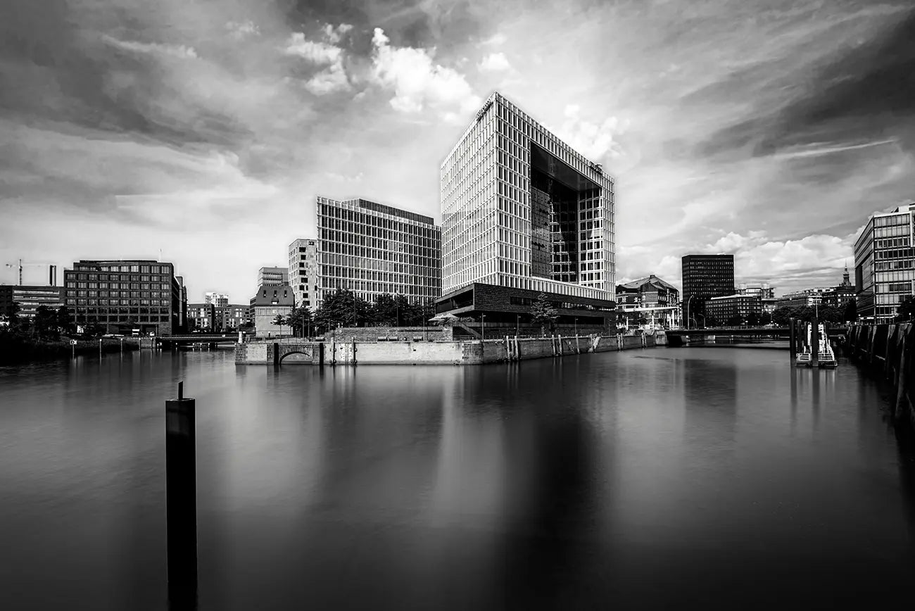Hamburg City Landscape – Fotokunst von Birte Zabel, Hamburger Hafen in Schwarz-Weiß, moderne Architektur und seidiges Wasser durch Langzeitbelichtung | Kunst-Direkt.de
