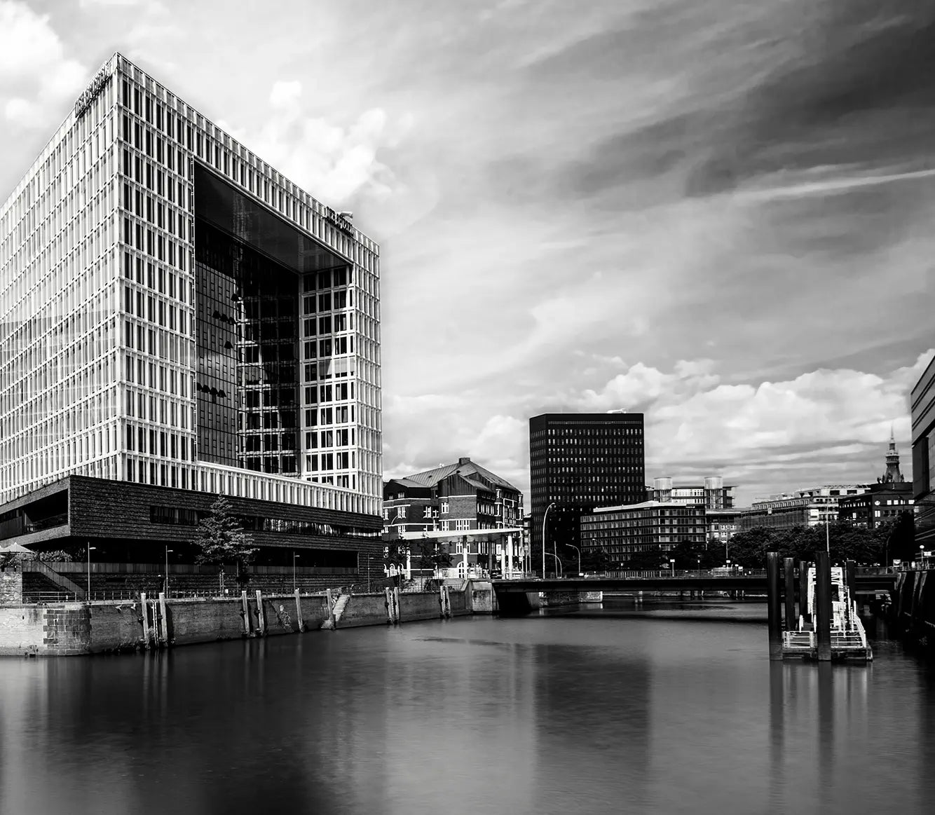 Detailaufnahme Hamburg City Landscape – Messerscharfe Linien der Hafenarchitektur, geometrische Präzision, Birte Zabel | Kunst-Direkt.de
