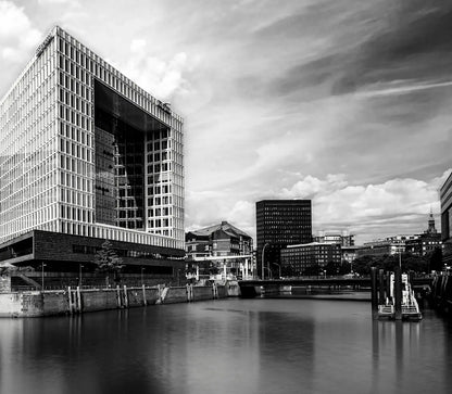 Detailaufnahme Hamburg City Landscape – Messerscharfe Linien der Hafenarchitektur, geometrische Präzision, Birte Zabel | Kunst-Direkt.de
