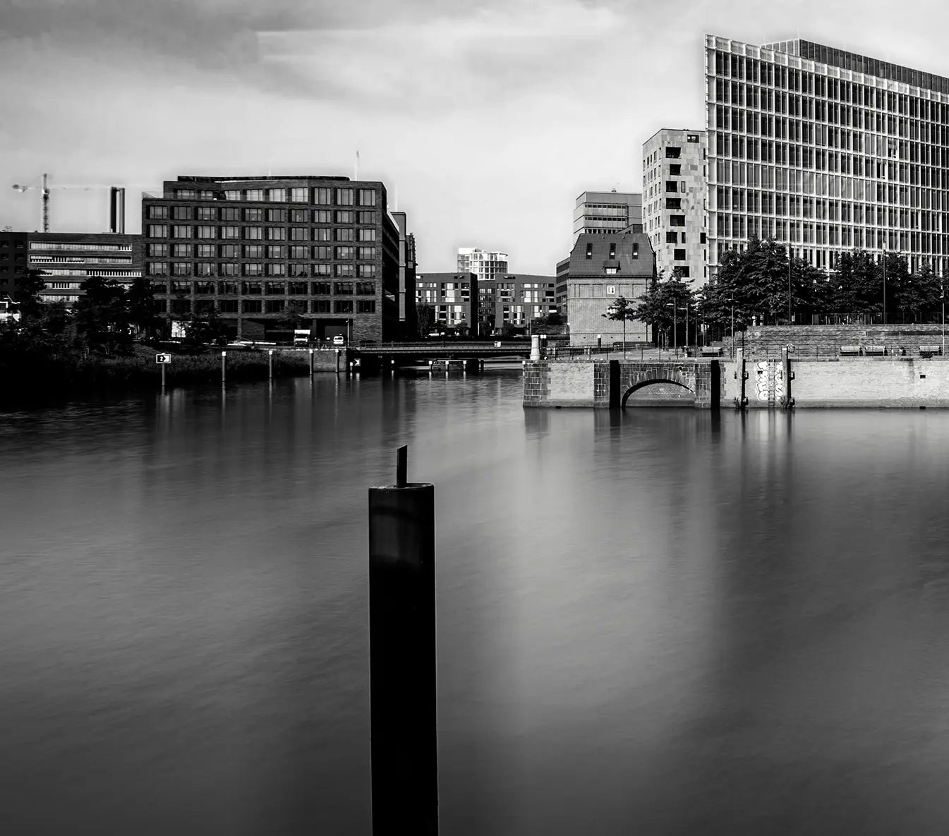 Detailaufnahme Hamburg City Landscape – Dramatischer Wolkenhimmel, cineastische Dynamik, seidiges Wasser, Birte Zabel | Kunst-Direkt.de
