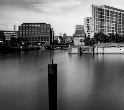 Detailaufnahme Hamburg City Landscape – Dramatischer Wolkenhimmel, cineastische Dynamik, seidiges Wasser, Birte Zabel | Kunst-Direkt.de
