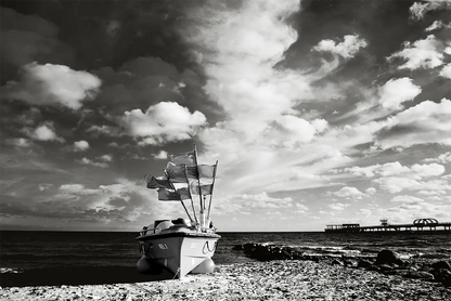 Kellenhusen – Fotokunst von Birte Zabel, Schwarz-Weiß-Fotografie, Fischerboot am Ostseestrand vor dramatischem Wolkenhimmel | Kunst-Direkt.de
