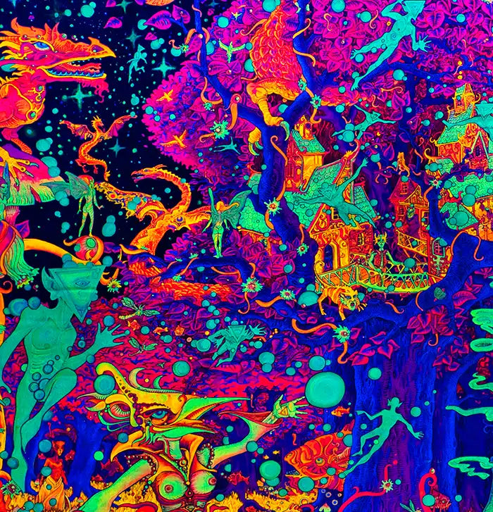 querformat, Neonfarben Violett, Grün, Orange, blau, Phantasiegestalten in einem Wald, fliegende und stehende Wesen, Detail des Waldes.