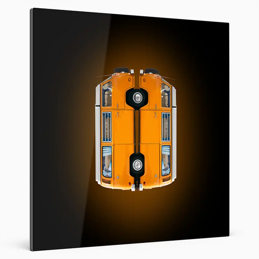 Der legendäre VW Bulli gespiegelt, Quadratisch, Farbe Orange, vor dunklem Hintergrund, nach oben gedreht