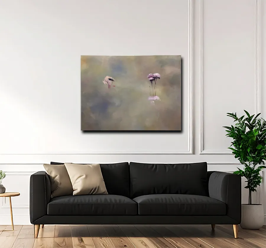 kleinne violette Blüten schweben über der Oberfläche des Bildes, querformat des Bildes, an heller Wand hängend mit schwarzem Sofa