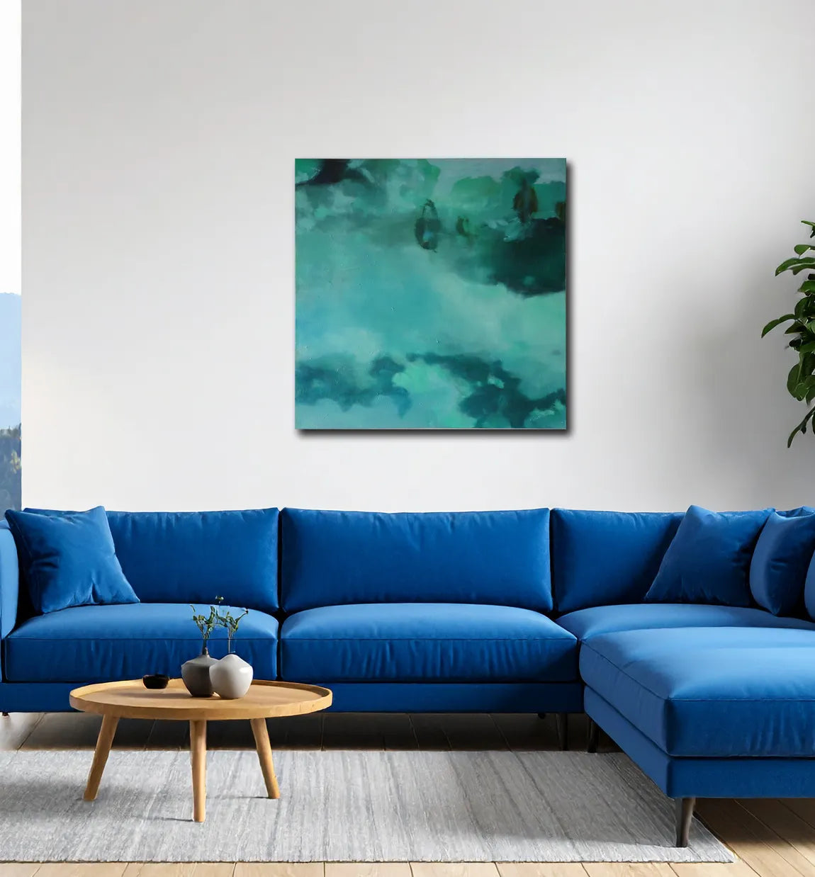 Quadratisches Gemälde des grünen Ozeans, kein Horizont, Lichtreflexe, an heller Wand mit  blauem Sofa