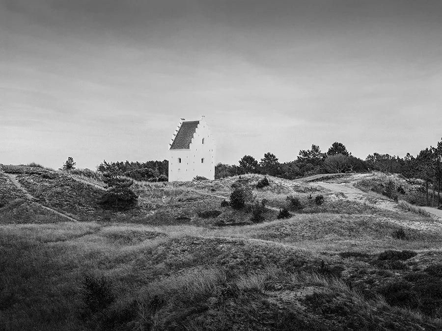 Ein Kirchturm steht in einer Hügellandschaft, s/w Foto, mystisch, querformat, 120 x 90 cm, Thomas Dalecki, Kunst-Direkt.de