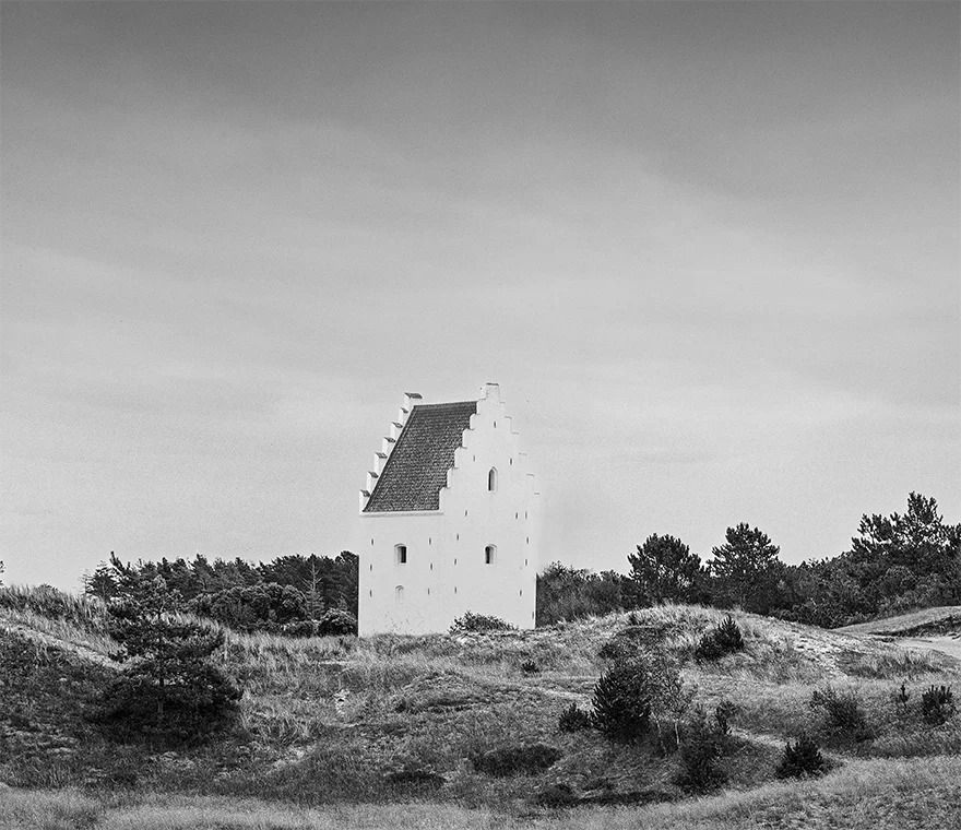 Ein Kirchturm steht in einer Hügellandschaft, s/w Foto, mystisch, querformat, Detail Kirchturm, 120 x 90 cm, Thomas Dalecki, Kunst-Direkt.de