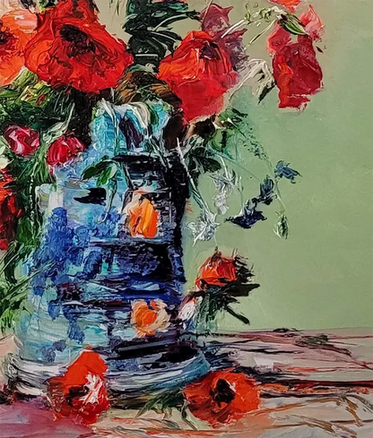 Detailaufnahme Mohnblüte – Massive Farbschichten in Rot und Orange, blau-strukturierte Vase, Roger Ziereisen | Kunst-Direkt.de
