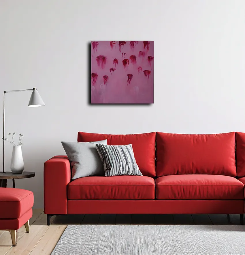 kleine rote Quallen schweben im Wasser, quadratisches Format, an heller Wand hängend mit rotem Sofa