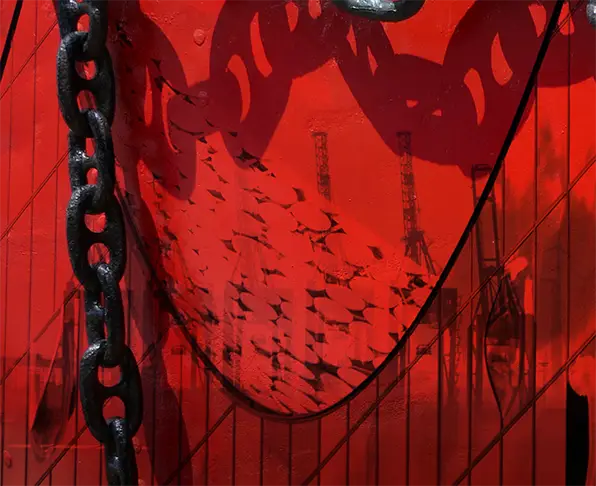 Die  Elbphilharmonie wurde mit der Bordwand eines roten Schiffes kombiniert, eine scharze Ankerkette läuft über die Bordwand, Detail der Elbphilharmonie mit Kette