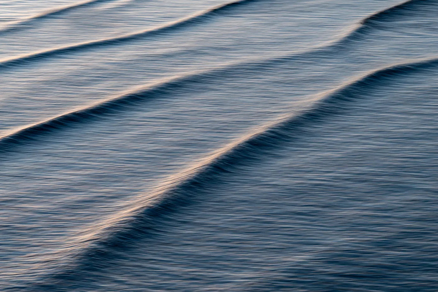 Abstrakte Fotokunst Rhymes von Malte Lüdemann – Rhythmische diagonale Elbwellen-Langzeitbelichtung mit warmen Lichtreflexen, 90 x 60 cm und 120 x 80 cm, Kunst-Direkt.de / Newart.gallery