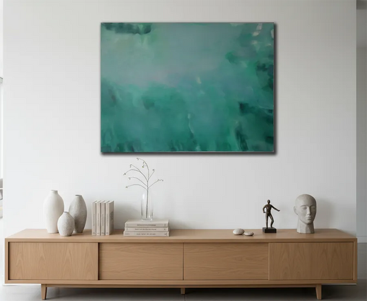 der transparente grüne Ozean, lichtreflexe auf der Oberfläche, querformat, an heller Wand hängend über Sideboard