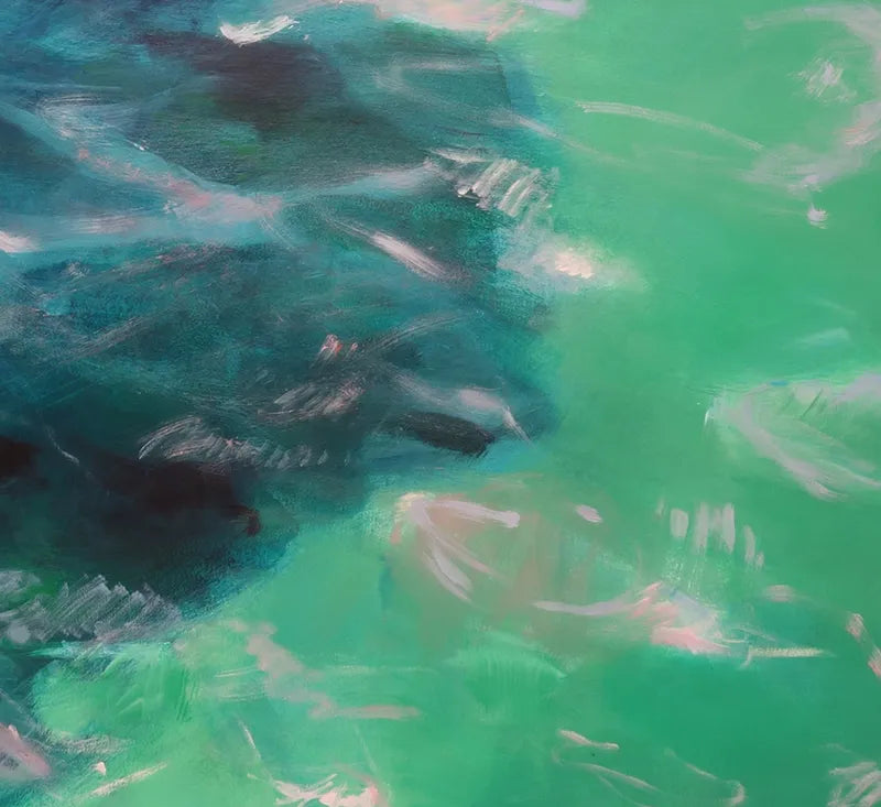 schemenhaft schwimmt ein Wal im grünen Wasser, querormat des Gemäldes, detail des Wales