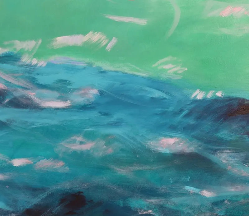 schemenhaft schwimmt ein Wal im grünen Wasser, querformat des Gemäldes, detail des Wassers und des Wals