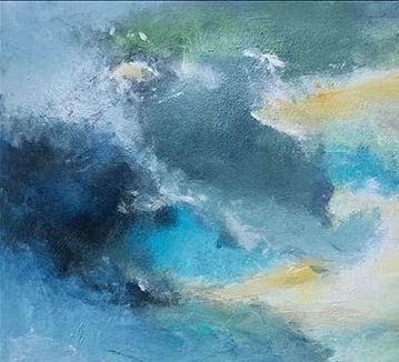 Ein dunkler Himmel mit hllen Flecken über dem Meer, am Strand eine Person. Details der Wolken mit hellen Flecken.