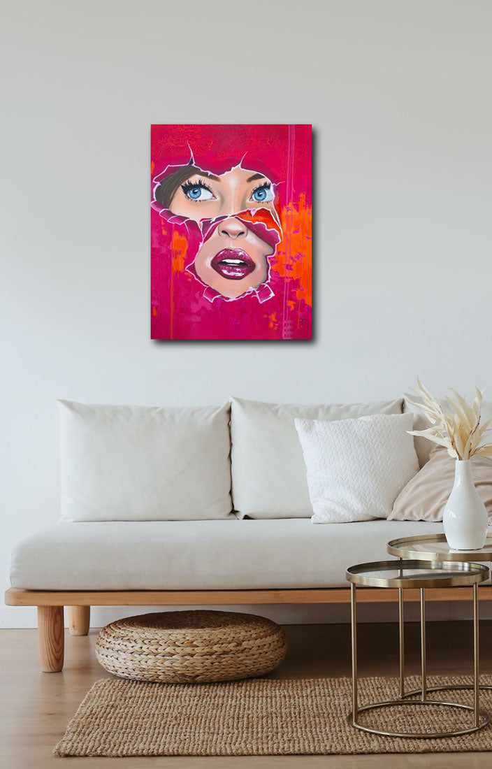 ein Portrait schaut durch gerissenes Papier, gemalt, rot und orange, an heller Wand hängend mit weißem Sofa