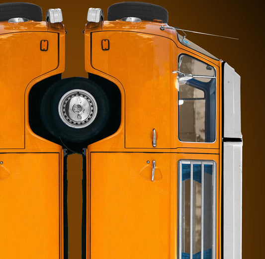 Der legendäre VW Bulli gespiegelt, Farbe Orange, vor dunklem Hintergrund, Detail Vorderrad