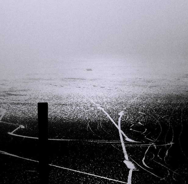 der vereiste chiemsee, fotografie schwarz weiß, weiter blick über das eis, detailaufnahme