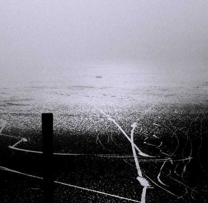 der vereiste chiemsee, fotografie schwarz weiß, weiter blick über das eis, detailaufnahme