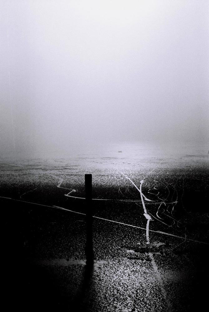 der vereiste chiemsee, fotografie schwarz weiß, weiter blick über das eis