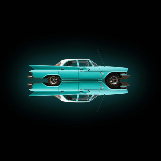 Chrysler Newport, grün, gegeneinander gespiegelt vor scharzem Hintergrund, horizontal, nach rechts gedreht, quadratisch