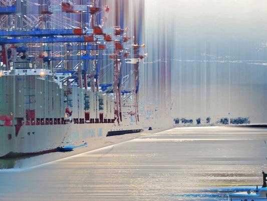 Der Hamburger Hafen mit 2 großen Containerschiffen und einem kleinen Binnenschiff, Verwischt horizontal und vertikal, Detailansicht Containerschiff