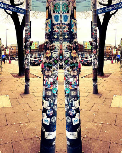 Enger Durchgang - Architektur Fotografie - Kunstdruck auf Leinwand