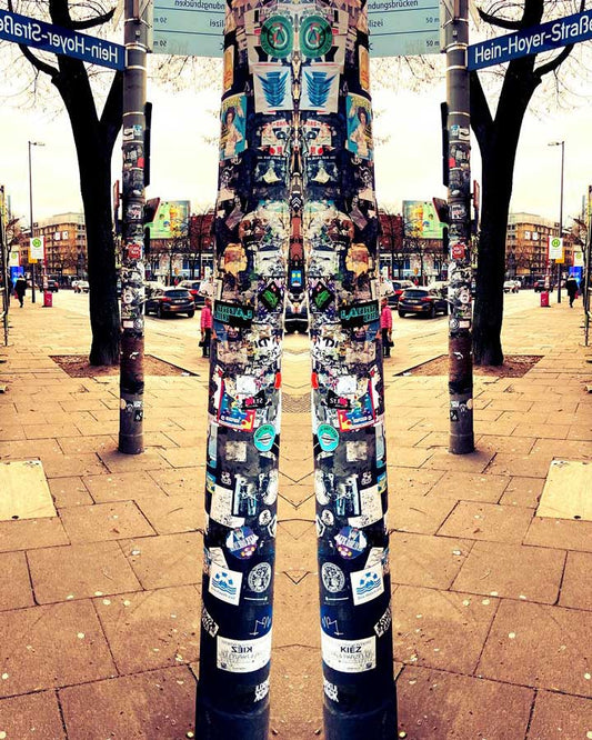 Enger Durchgang - Architektur Fotografie - Kunstdruck auf Leinwand