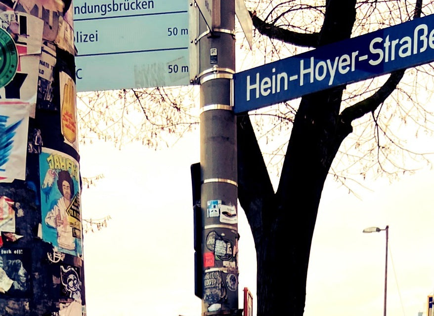 Enger Durchgang - Architektur Fotografie - Kunstdruck auf Leinwand, details