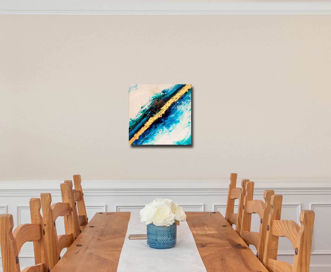 Goldener Fluss 2 - Abstrakte Kunst in Gold - Kunstdruck auf Leinwand, an wand hängend mit  tisch