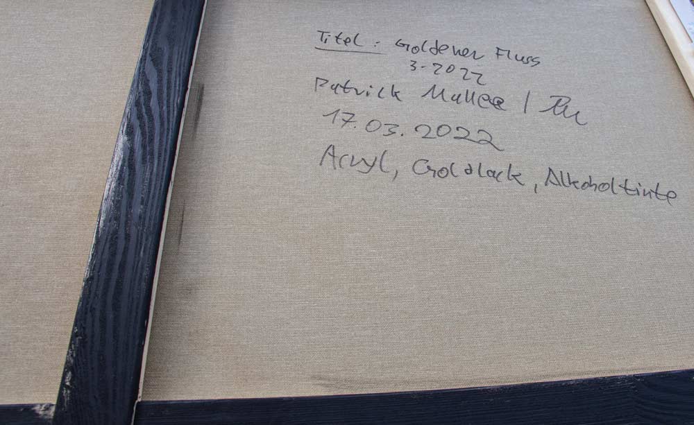 Goldener Fluss 3 - Abstrakte Kunst in Gold - Kunstdruck auf Leinwand, rückseite signatur