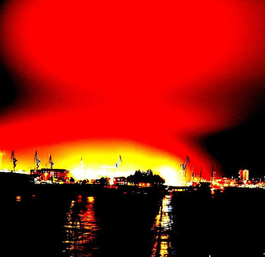 abstrahiertes Foto des hamburger Hafens, großer roter Himmel, schwarze silhouette